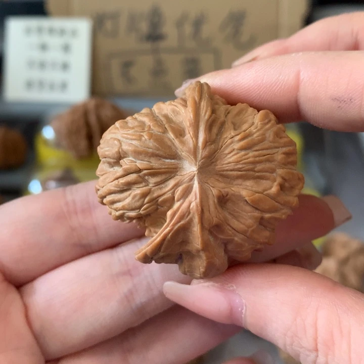 昊***宇吊坠文玩核桃异形单只，有瑕疵