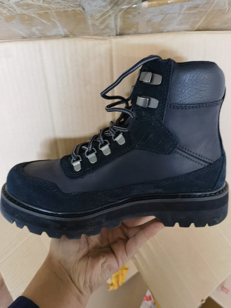 棕黑色秋冬款工装靴，马丁靴