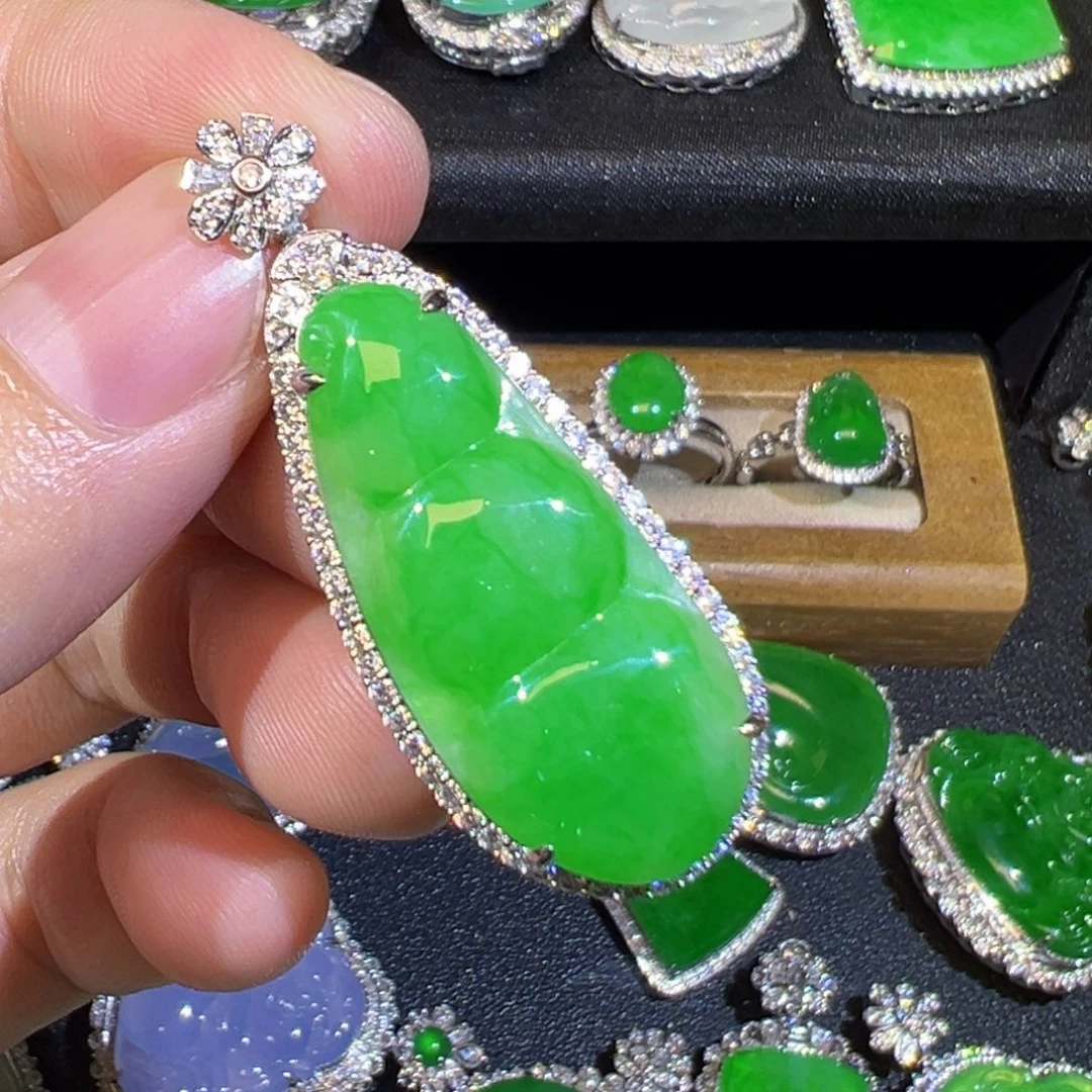 翡翠18K金镶嵌颈饰