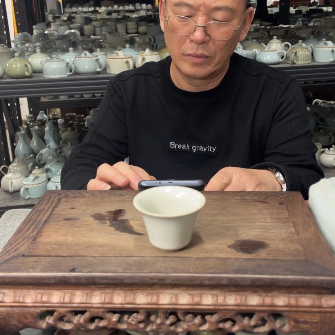 瓷片月白釉小小马蹄杯
