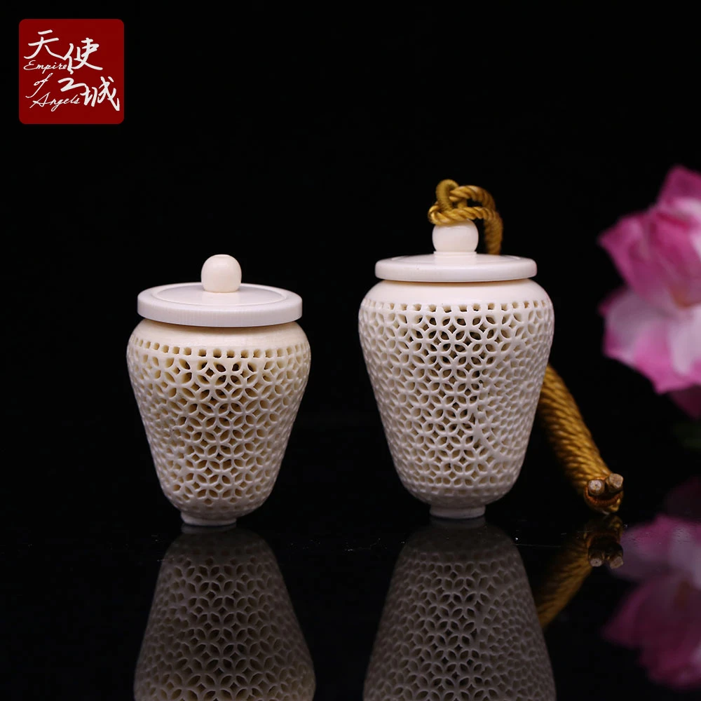 天然猛犸象牙草莓香囊吊坠冰料镂空精雕节日礼品