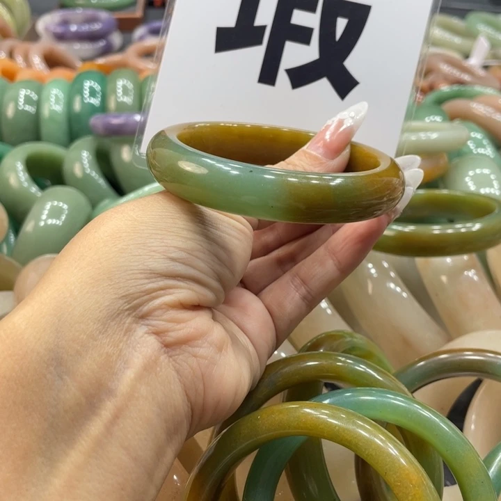 狐***娘石英质玉未镶嵌珠宝奇石