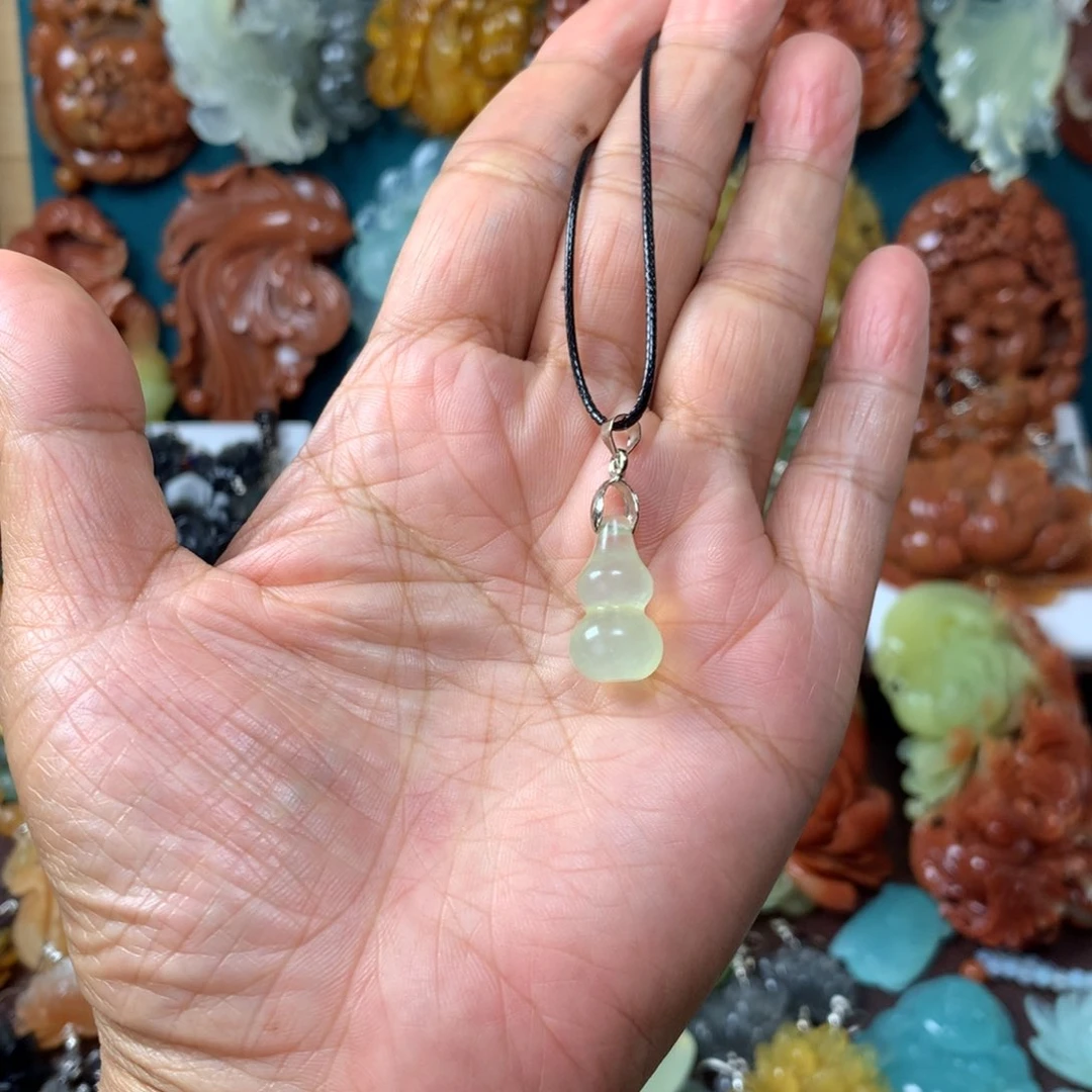 蛇纹石玉未镶嵌挂坠