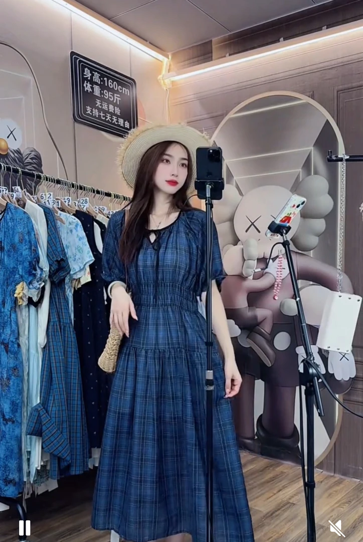 夏季泡泡袖圆领格子长裙气质女士多巴胺连衣裙
