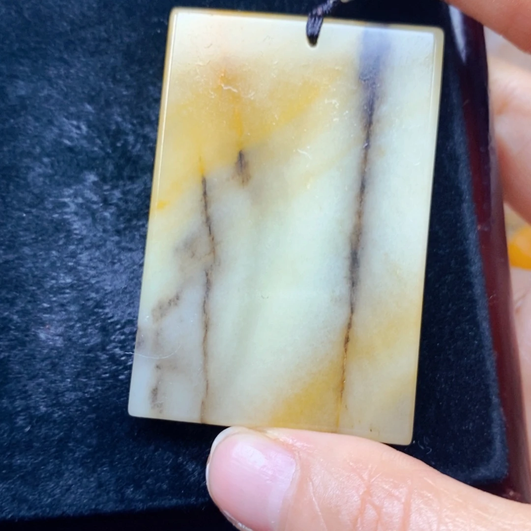 石英质玉（黄龙玉）未镶嵌颈饰