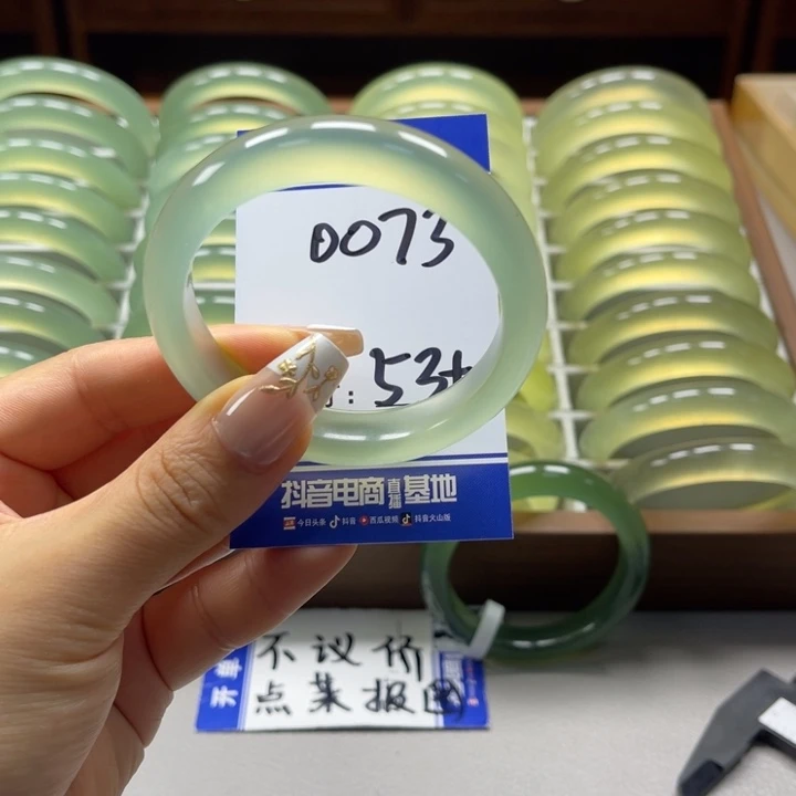 麦***咪蛇纹石玉未镶嵌手镯