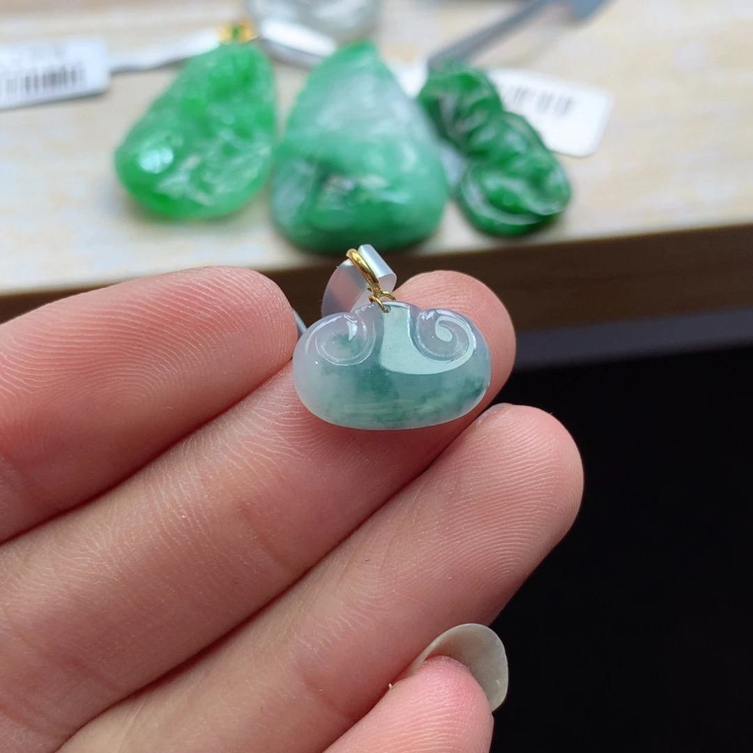 翡翠18K金镶嵌颈饰吊坠