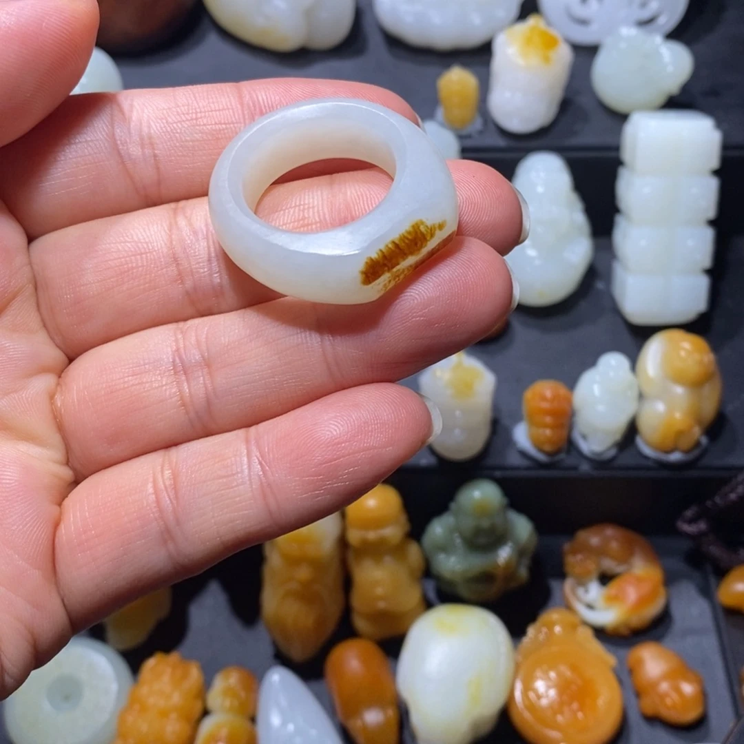 天***边和田玉未镶嵌颈饰