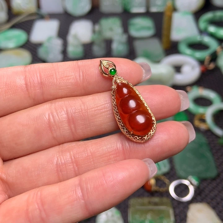 翡翠挂件18K金镶嵌大*哥