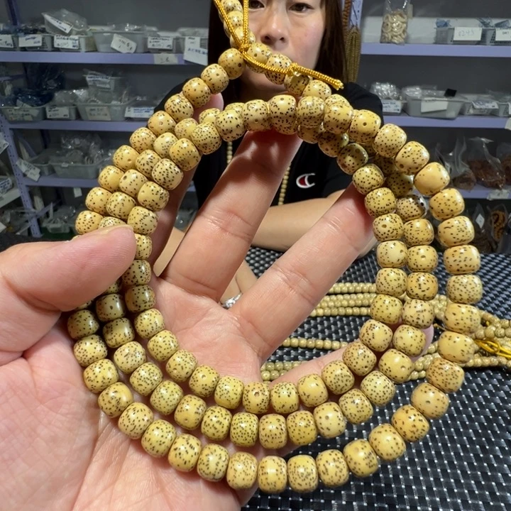 星月菩提吊坠鸡油黄9×8左右108颗
