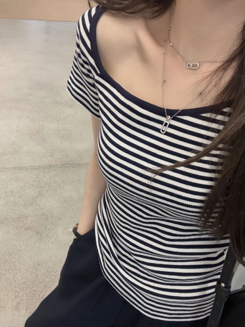CJJ【斜肩引力】夏季新款显瘦百搭短袖修身设计感小众露肩条纹上衣T