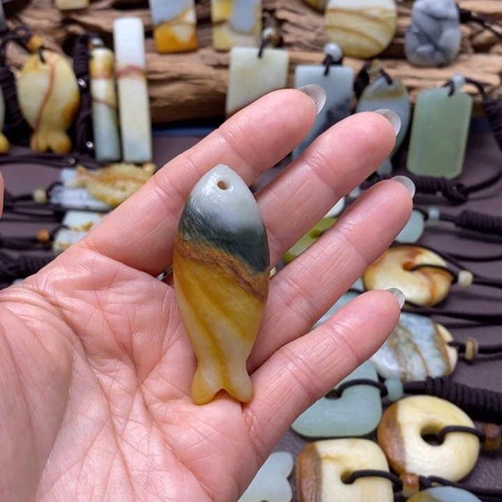 上***定蛇纹石玉未镶嵌颈饰