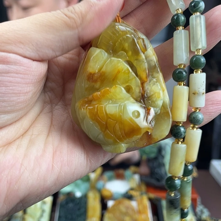 蛇纹石玉未镶嵌颈饰