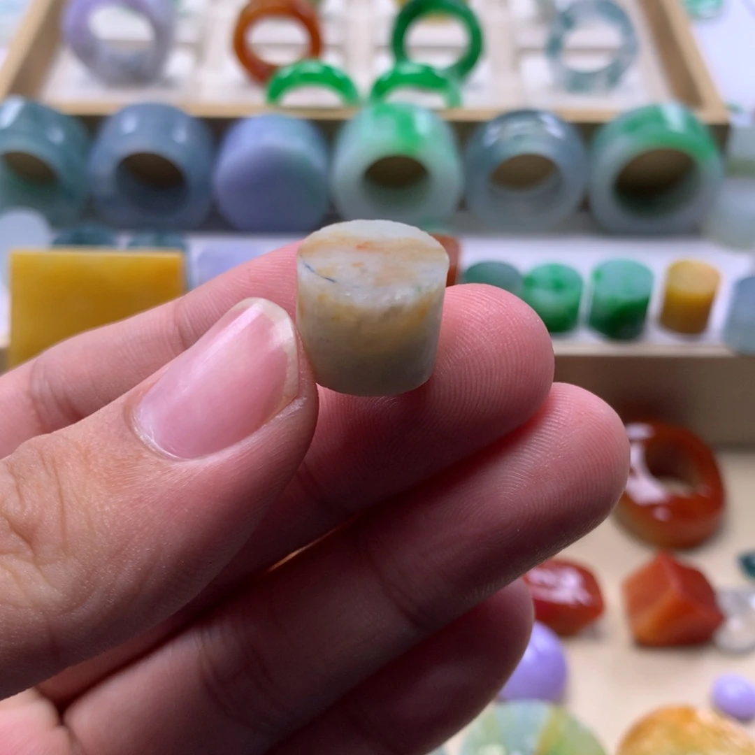 定制翡翠未镶嵌红翡飘红桶珠