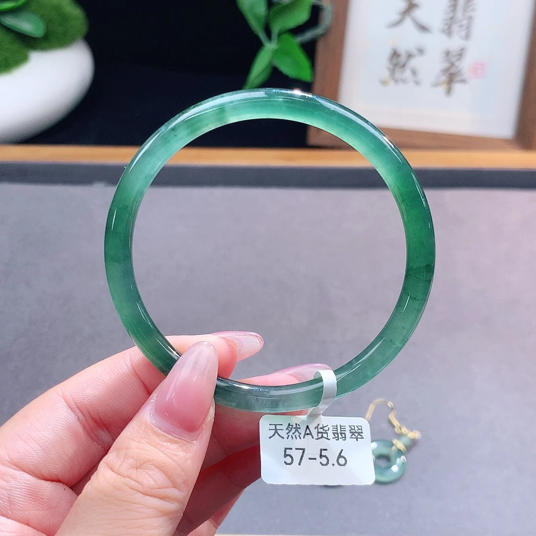 未镶嵌手镯（圆镯）翡翠