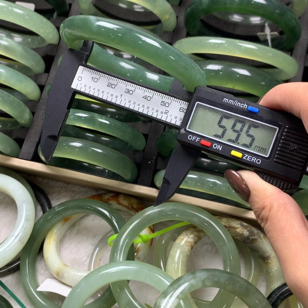 蛇纹石玉未镶嵌手镯86