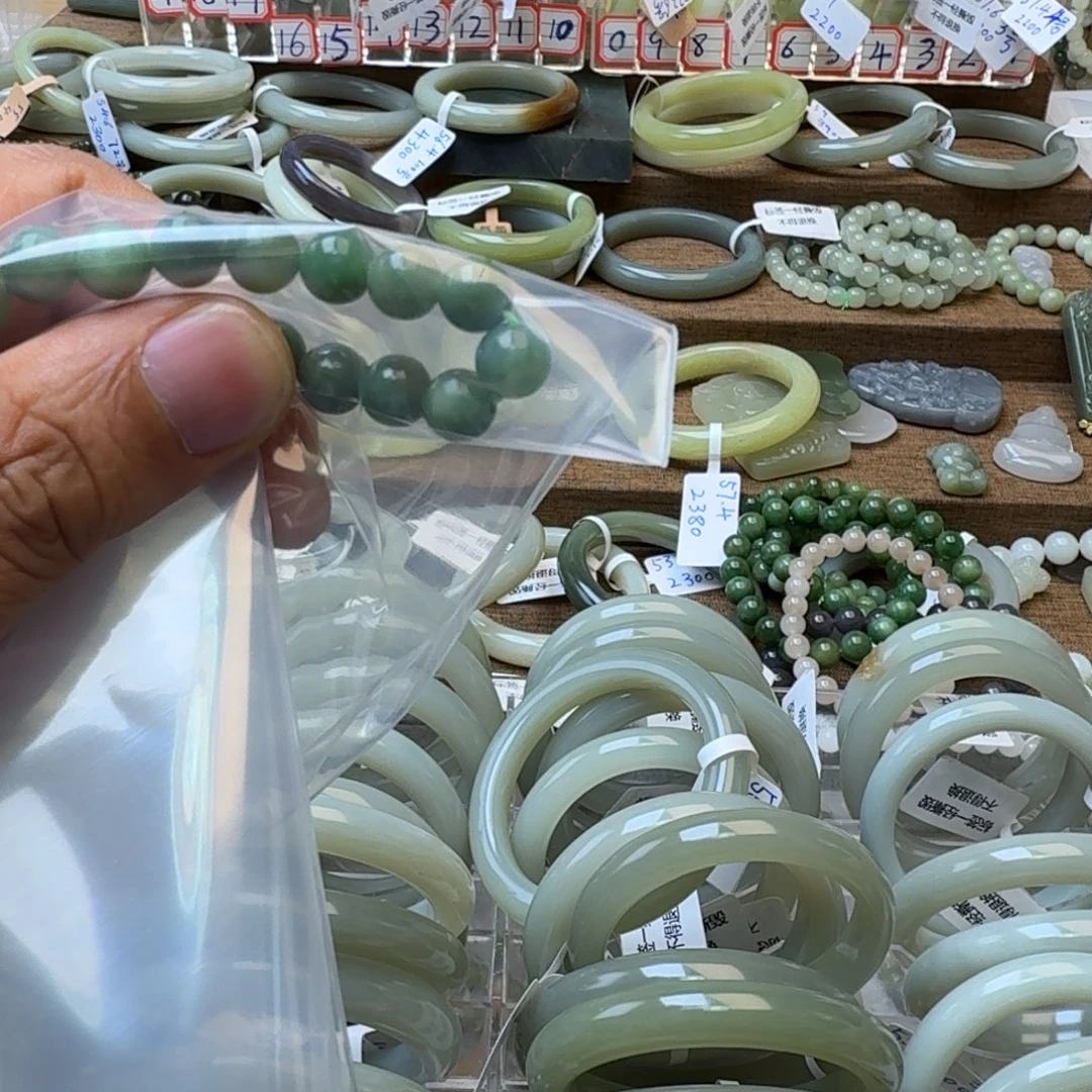 喵***米和田玉未镶嵌手镯