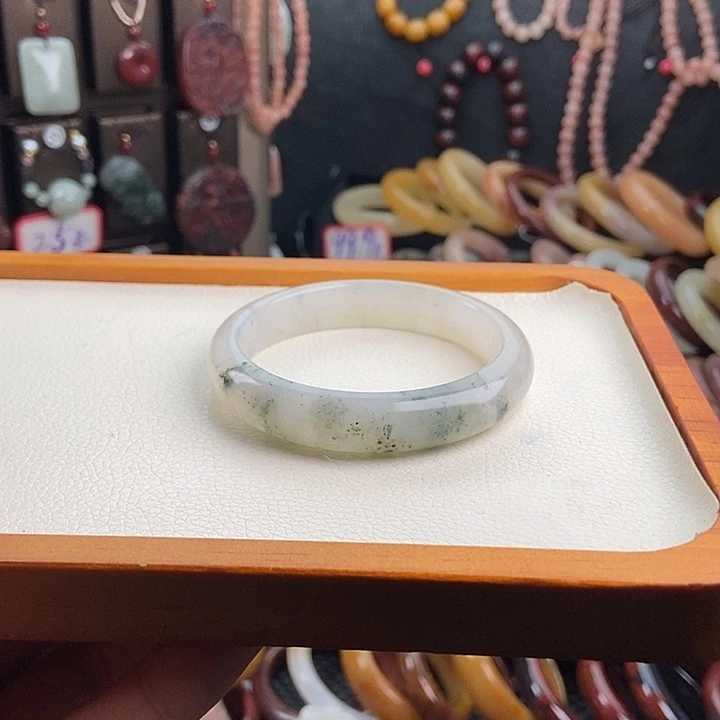 玲***石英质玉未镶嵌手镯