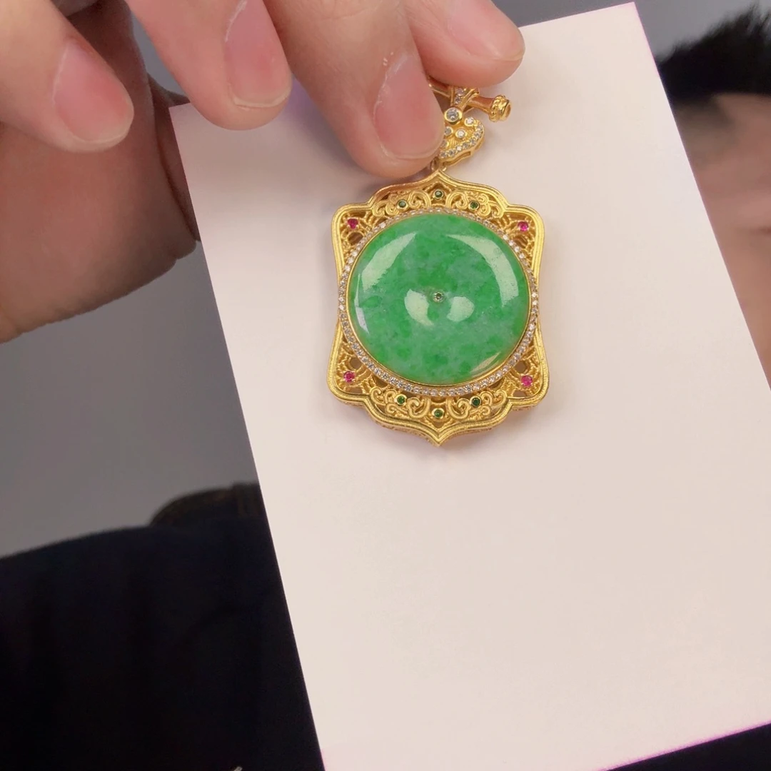 翡翠颈饰未镶嵌一件