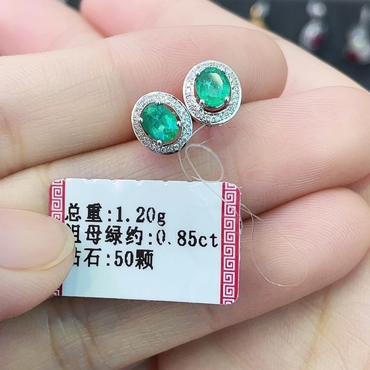 祖母绿18K金镶嵌耳饰0.85克拉