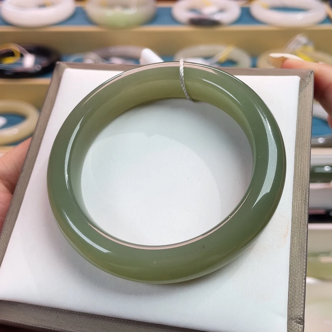 和田玉未镶嵌手镯