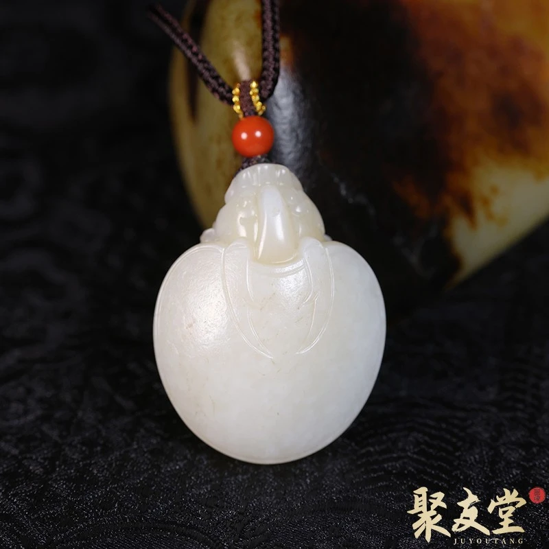 W45聚友堂王伟玉雕21.6克新疆和田玉籽料特色白玉龙龟白皮色挂件