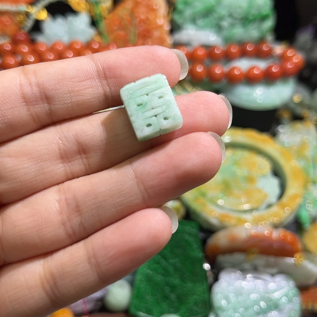 翡翠未镶嵌颈饰待编织