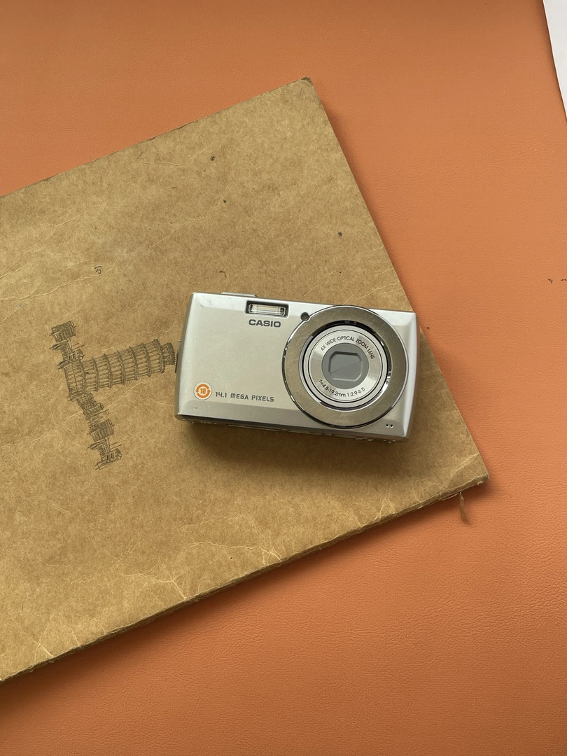 9新 Casio/卡西欧 QV-R100 1400万像素4倍变焦