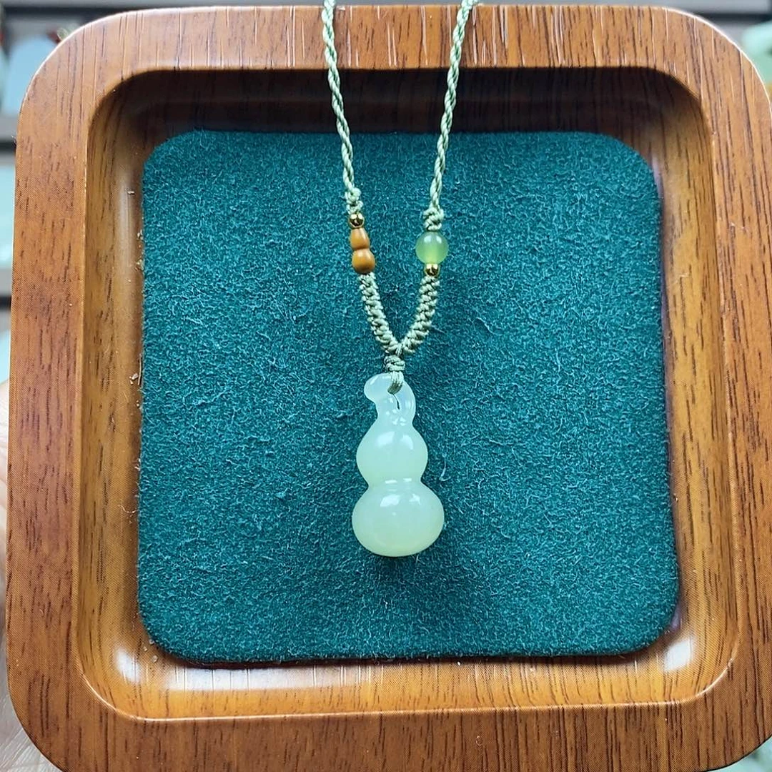 和田玉未镶嵌颈饰葫芦