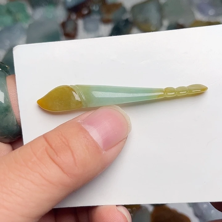 翡翠颈饰未镶嵌毛笔