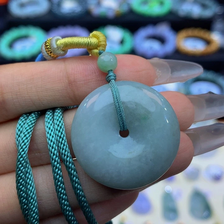 翡翠挂件未镶嵌翡翠
