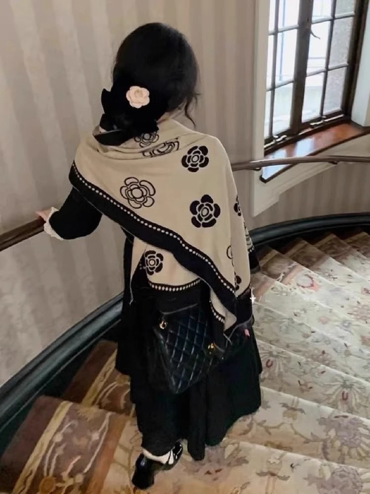 A-056经典山茶花2025新款外搭围巾披肩女两用双面保暖气质小香风