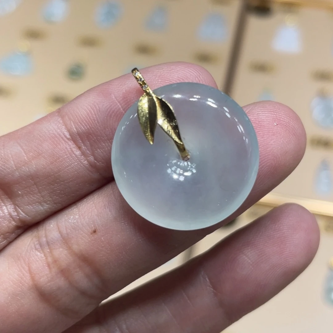 颈饰18K金镶嵌翡翠平安扣