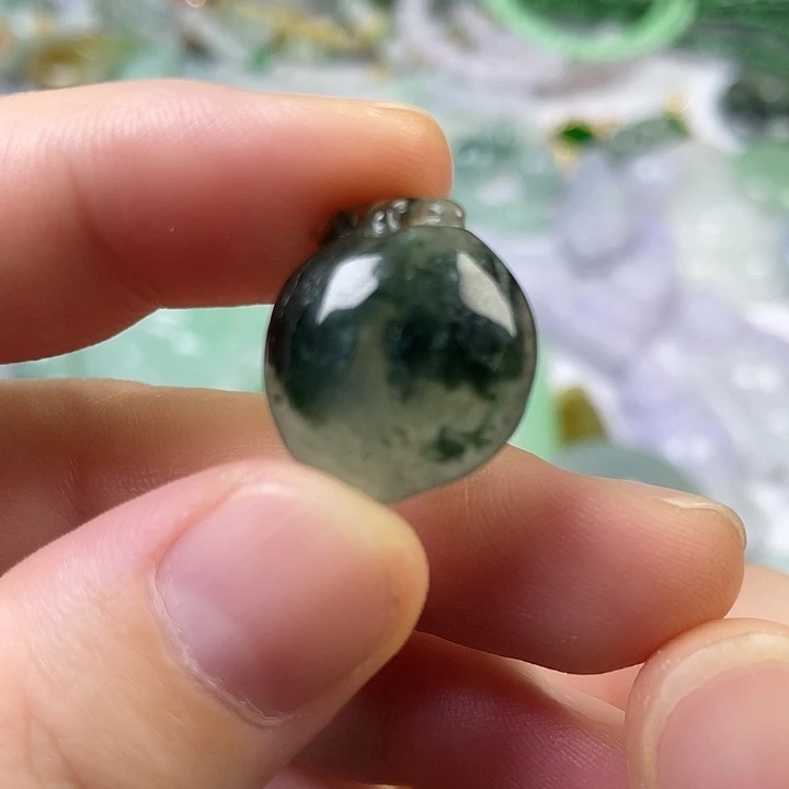 翡翠未镶嵌颈饰桃子