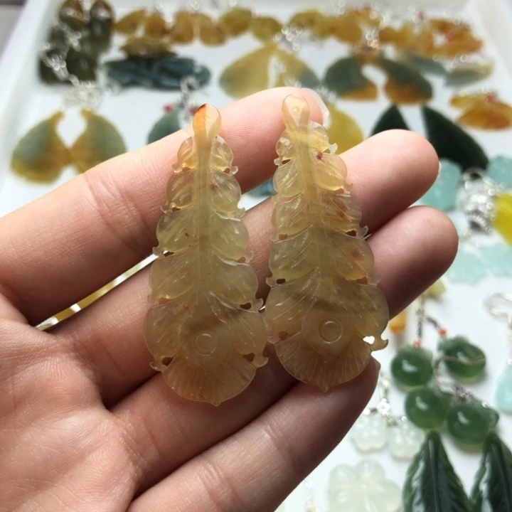 蛇纹石玉耳饰合金