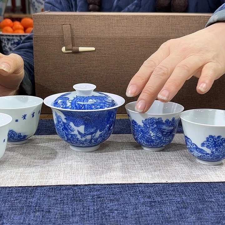 用***8盖碗瓷青花花鸟一套碗带4杯