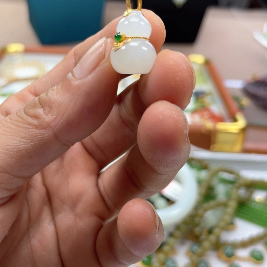 18K金镶嵌手串和田玉