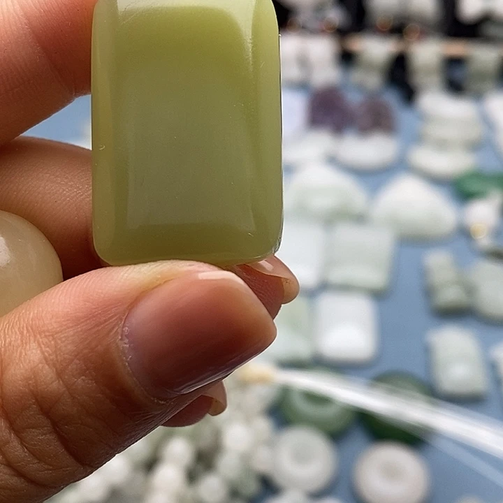 翡翠未镶嵌颈饰‖****ㄣ