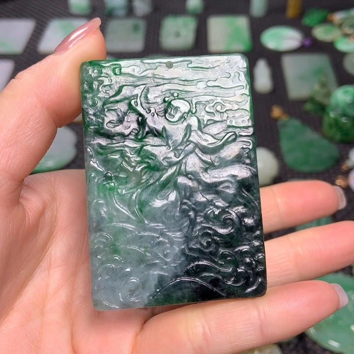 翡翠挂件未镶嵌……