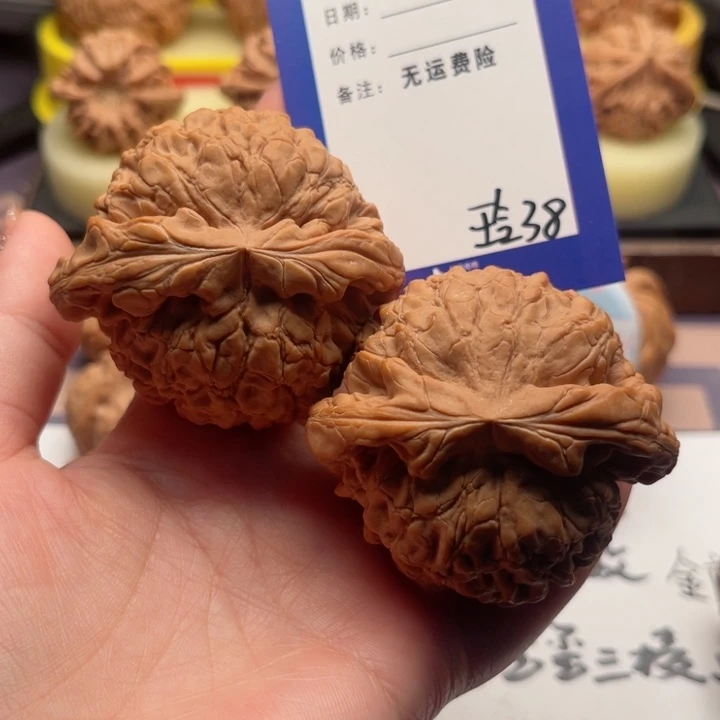 吊坠文玩核桃酱***度文玩核桃38