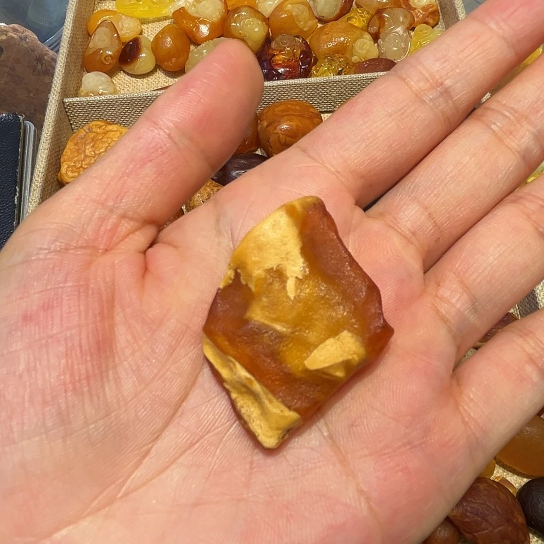 s***桃未镶嵌颈饰琥珀原石