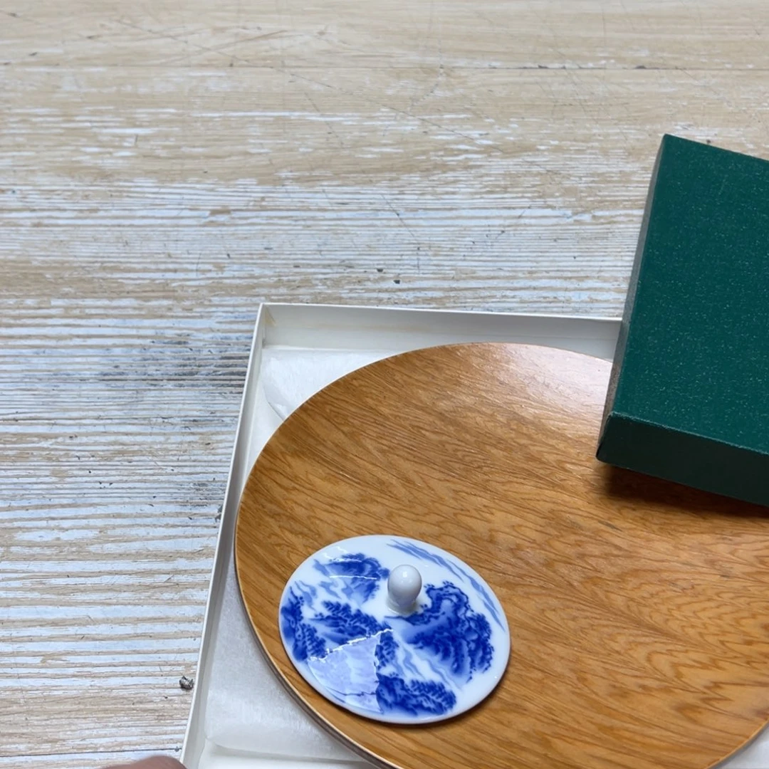 瓷片?*力密密麻麻地排列着一个