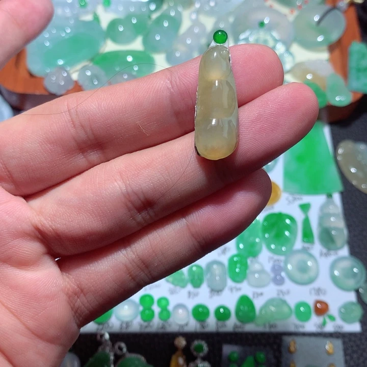 翡翠未镶嵌颈饰豆