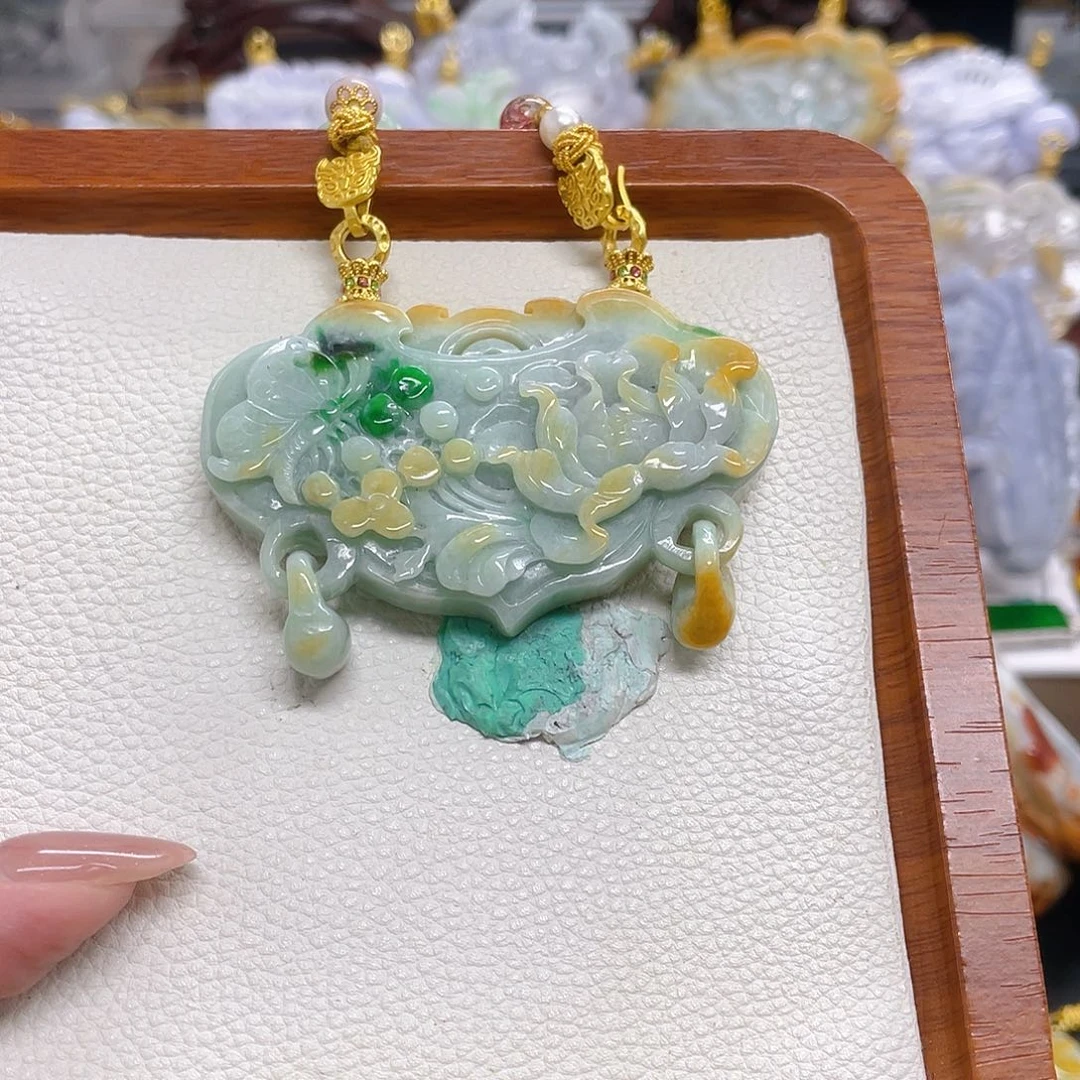 是****颈饰未镶嵌翡翠锁