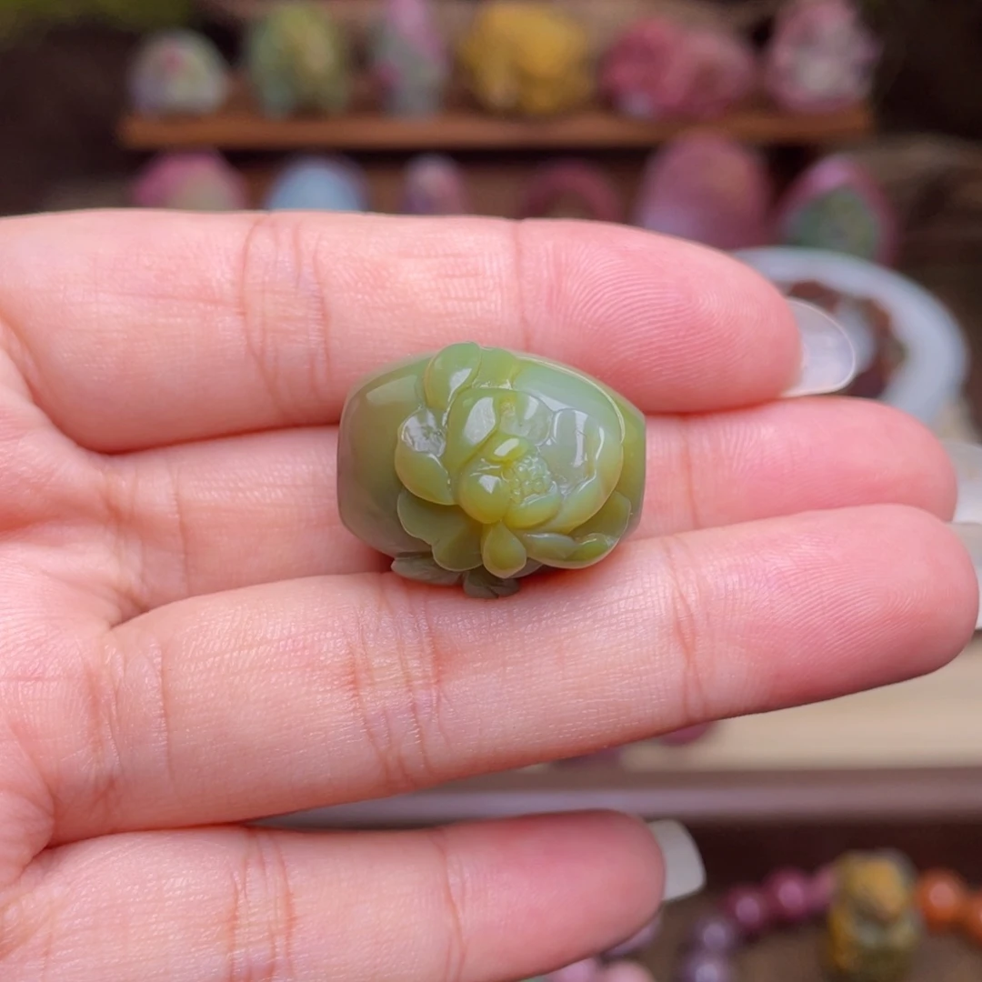 玛瑙/玉髓未镶嵌珠宝半成品盐源玛瑙果绿牡丹花