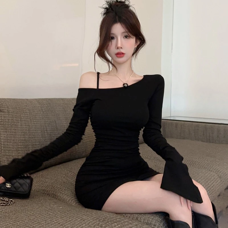 纯欲辣妹黑色斜肩连衣裙女2024春设计感喇叭袖一字肩紧身包臀短裙