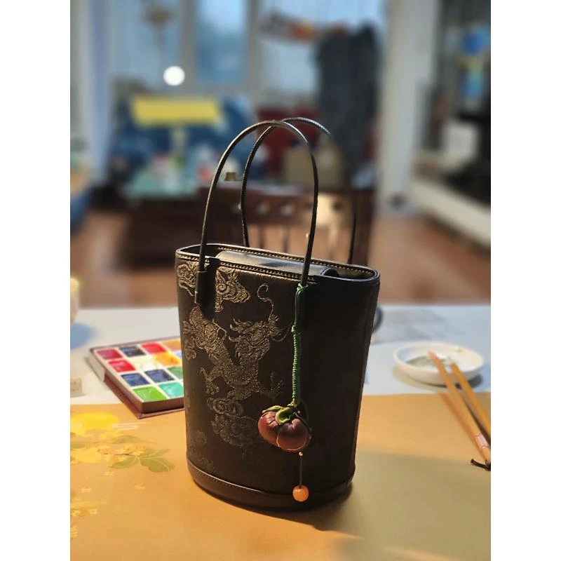 GONG QUE 新中式桑蚕丝香云纱+牛皮手工水桶包 241920