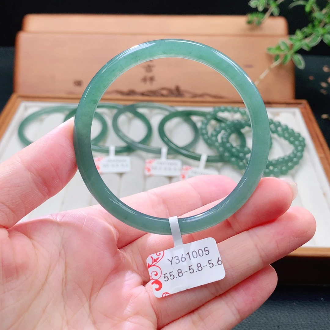 翡翠手镯（圆镯）未镶嵌