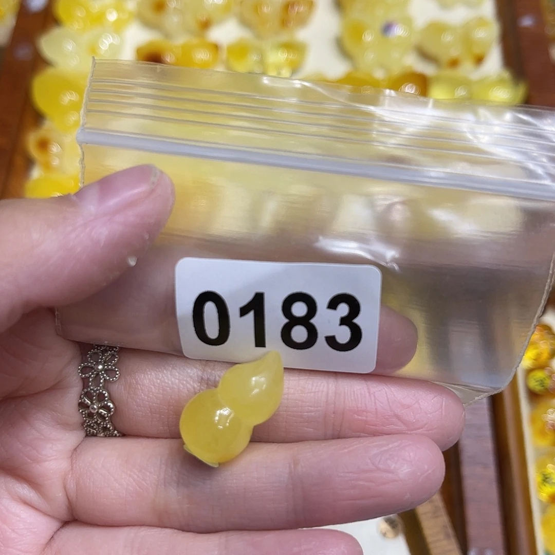 琥珀未镶嵌颈饰蜜蜡