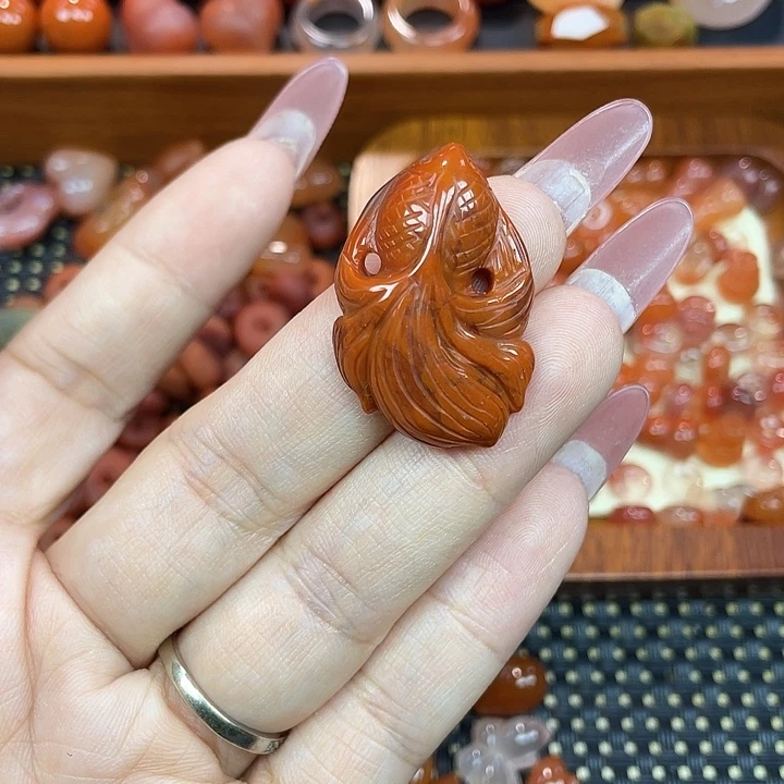 南红玛瑙未镶嵌颈饰金鱼